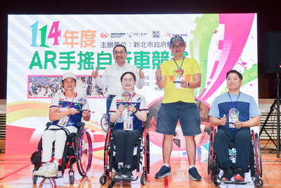侯友宜頒獎予「AR手搖車總決賽」男女組冠亞軍。
