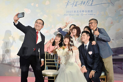 侯友宜特別祝福現場102對新人，若婚禮後一年內懷孕者，能獲得好禮，期盼明年此時能送出更多彌月禮盒。