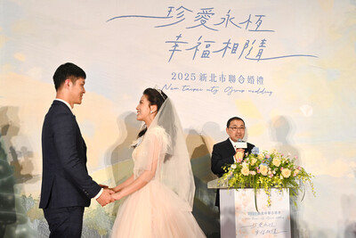 侯友宜勉勵新人們，要相互扶持尊重、共同承擔生活挑戰。