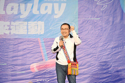 長者們隨音樂擺動身軀，笑聲此起彼落，現場氣氛宛如大型文化派對，不僅促進身心健康，展現銀髮族堅韌又充滿活力的一面