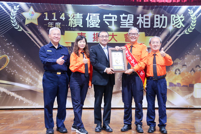 新北市政府今(21)日舉辦「114年績優里守望相助隊」表揚大會，由新北市市長侯友宜頒獎表揚81位獲獎的守望相助隊(里)長，並向辛苦的守望相助隊致敬。
