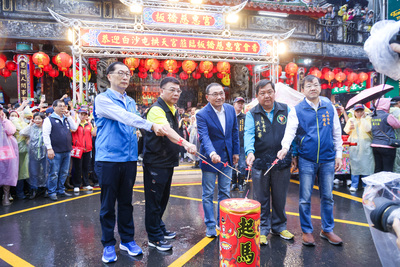 板橋慈惠宮與苗栗白沙屯拱天宮聯合舉辦百年會香，象徵宗教文化的傳承與交流。