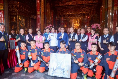 侯友宜感謝龍山寺捐贈消防裝備，讓消防同仁在面臨地震及水域等災害時，能夠有更完善的設備，保護自身安全的情況下完成救援工作