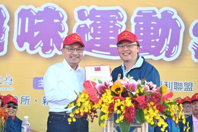 侯友宜頒發感謝狀予新北市立三民高中。