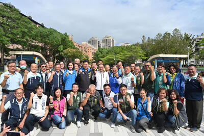 侯友宜強調以人行友善為核心，串聯捷運出入口、校園外圍與社宅，打造寬敞、順暢的步行環境