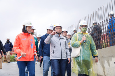新北市長侯友宜今(18)日視察「東門溪排水改善暨鳳鳴滯洪池工程」進度。
