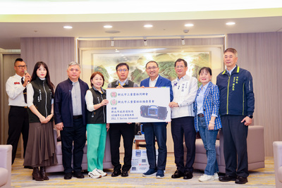 三重雲林同鄉會社會福利委員會今（19）日捐贈新北市消防局第三救災救護大隊重陽分隊生理監視器1組，侯友宜代表受贈。