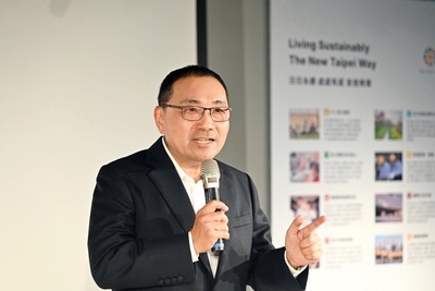 侯友宜表示，新北市延續2019年「宜居城市」與 2021年「新常態」的城市框架，2025年報告書以「日日永續，處處有感，安居樂業」為主軸，勾勒出新北完整且包容的永續願景與生活新風貌