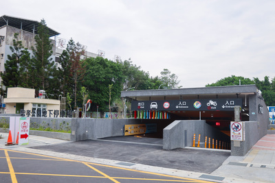 板橋區忠孝公園地下停車場提供204格汽車停車位、36格機車停車位，並導入車牌辨識、在席偵測、智慧尋車及多元繳費等智慧化服務。