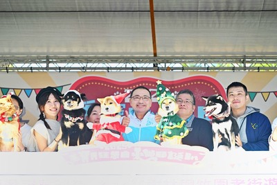 新北市長侯友宜今（29）日至板橋車站站前廣場參與「2025毛寶貝狂想曲樂遊耶誕趴」