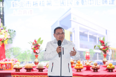 板橋第二國民運動中心興建工程今(4)日舉行上梁典禮，由新北市長侯友宜親自主持。