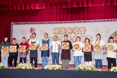 侯友宜表示，今（114）年是第一屆新北油飯節，新北十強油飯經專家評選，吸引超過11萬人次投票，現場推出的限量「油飯傳香總鋪宴」更在30分鐘內搶購一空，展現新北庶民美食的魅力。