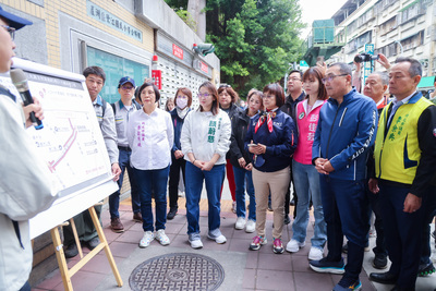 侯友宜指出，人行步道是基礎工程，也是市民最關心的事，市府會持續盤點轄內整體人行環境，透過遷移占地設施、電桿下地工程及變電箱移置等，拓寬人行步道，維護市民通行安全。