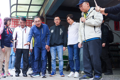 蘆洲區民族路人行道整體改善計畫第三期增設導盲、整合無障礙設施，優化路口動線與安全設計，台電也配合電箱下地工程與集中周邊道路纜線管路，讓通行環境寬敞順暢。