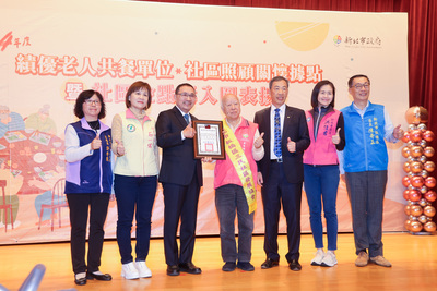 侯友宜感謝民間單位提供符合長輩需求的美味餐食守護長輩健康。