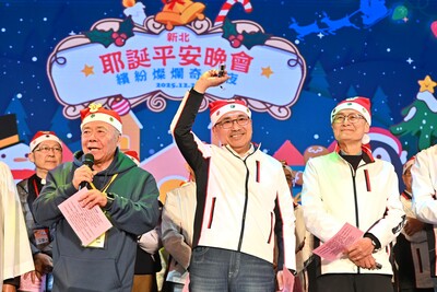 牧師群分別以國語、台語和客語為國人祝禱，展現教會對這片土地的深切關懷。