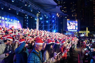 侯友宜率市府團隊傳唱聖誕詩歌，向民眾傳遞愛與祝福。