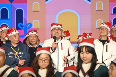 新北市政府今（21）日在市民廣場舉辦2025新北市耶誕平安晚會。