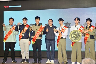 由侯友宜市長親自頒發競賽獎勵金，肯定選手與指導教師並肩作戰的付出與榮耀