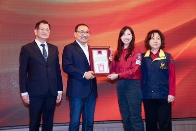 新北市長侯友宜頒贈36位救護義消及3個救護分隊績優獎項