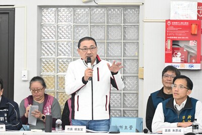 新北市長侯友宜今(15)日與市府團隊至新莊與里長進行「行動治理」座談會。