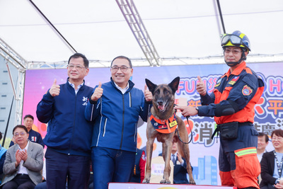 侯友宜特別授階予搜救犬Aqua，Aqua去（114）年遠征捷克參加「IRO 國際搜救犬世界盃」競賽，自全球38個國家的頂尖隊伍中脫穎而出，在瓦礫堆搜索競賽中榮獲全球第五名。