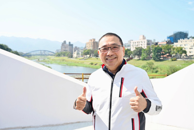 侯友宜強調，長福橋兼顧「防洪安全」與「河岸景觀」，完工後通水斷面大幅增加約18%，有效提升防洪效能；橋梁寬度也由原來的15公尺拓寬至25公尺，行人步行更通暢。