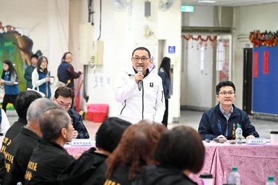 侯友宜市長在座談會中關心雙溪區綜合行政大樓進度，並與在地里長基層建設。