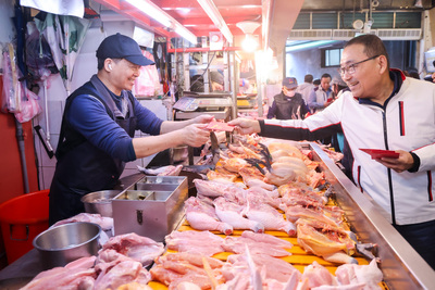 侯友宜今（13）日前往中和枋寮市場關心傳統市場採買人潮，一一向攤商及民眾拜早年、發送福袋。