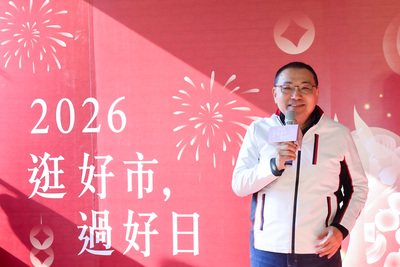 侯友宜引用新北馬年春聯「馬祥厚運（馬上好運）」，祝福攤商、市民朋友萬馬奔騰、生意興隆，團圓過好年。