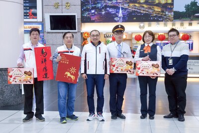 侯友宜說，臺鐵今年提升了約8%的運能，高鐵也預估提升約10%，特別感謝高鐵與臺鐵同仁提升服務量，確保每位旅客都能順利搭車，讓返鄉路更加便利。