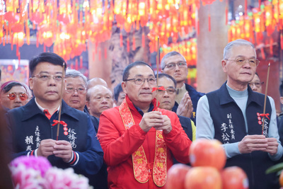 新北市長侯友宜今（17）日前往板橋慈惠宮、接雲寺，以及新莊慈祐宮、地藏庵參拜。