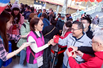 今（18）日大年初二，新北市長侯友宜上午前往蘆洲湧蓮寺和保安宮參拜。