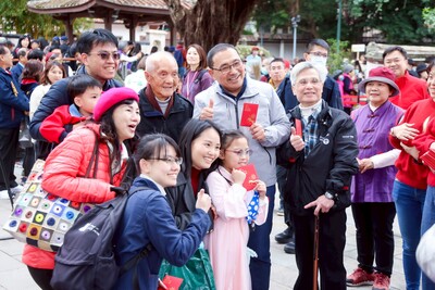 國定古蹟林本源園邸於今（18）日大年初二正式開園，新北市長侯友宜前往林本源園邸發放馬年福袋。