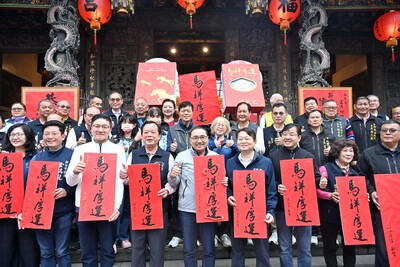 侯友宜市長、中和區里長及廣濟宮、福和宮祝賀大家馬祥厚運、順心如意。