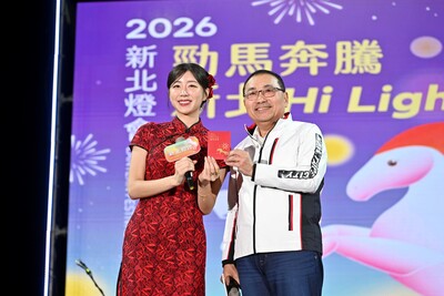 市長與南韓國民女神安芝儇於台上交流互動，共同為燈會揭開序幕。