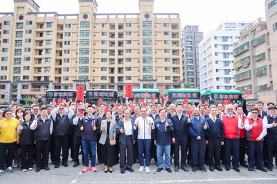 市府近年來持續透過提升薪資待遇，增加留才誘因；同時推動新北市公車全面電動化，建置智能站牌及候車亭設施，提升候車體驗，打造低碳、智能、永續的大眾運輸環境。