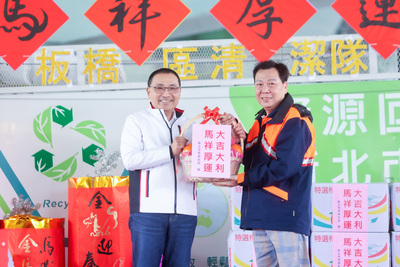 侯友宜致贈福袋及象徵「大吉大利」的橘子。