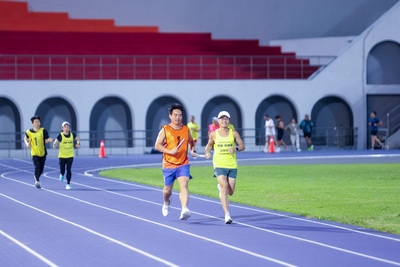 本次「彩虹接力跑」由視障選手與新北在地跑團共同組隊