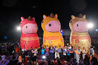 三盞巨型福馬主燈，寓意「馬驫奔騰，邁向成功」，三馬齊發為「驫」，期盼民眾在新的一年都能如福馬升空般勇往直前，在事業、家庭或生活上都能「馬祥厚運」。