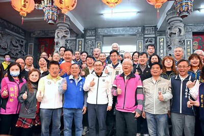 侯友宜今（1）日前往土城三元宮參香祈福，並於現場發放「馬上賺錢」福袋，與大小朋友歡慶元宵，場面熱鬧溫馨。