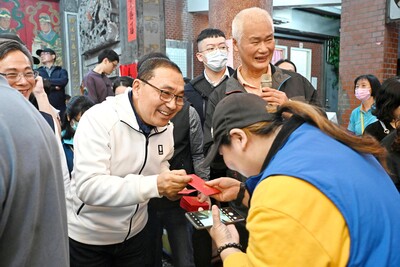 侯友宜現場發放「馬上賺錢」福袋。