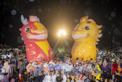 「2026新北市平溪天燈節」今（3）日在十分廣場壓軸登場，以「龍馬精神．活力新北」為主題。