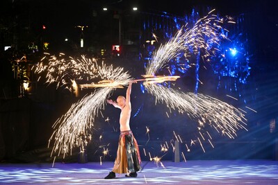 火舞團演出，邀民眾一同走進閃耀星河