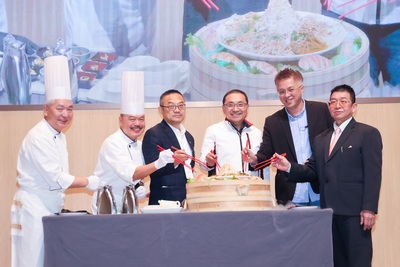 新北市長侯友宜今（8）日出席「永續餐桌・在地共好」北海物產發表會暨《北海靠岸》贈書儀式，見證跨域合作里程碑。