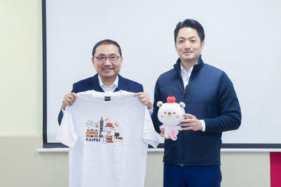 新北市長侯友宜今（9）日接待臺北市長蔣萬安及臺北市府團隊參訪新北市板橋埔墘公共托育中心。