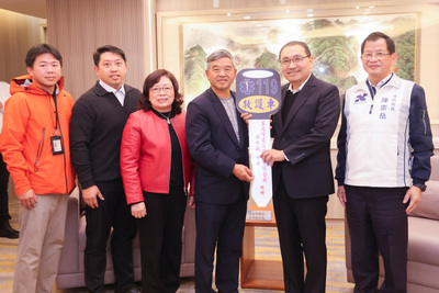 新北市長侯友宜代表受贈並頒發感謝狀。