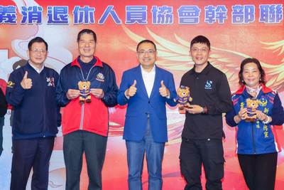 侯友宜表揚「消防家族貢獻獎」人員，肯定守護城市的精神代代相傳。