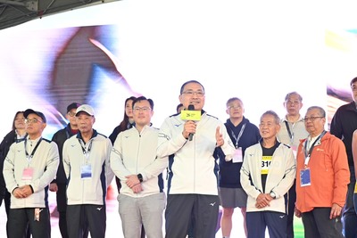 2026新北市萬金石馬拉松今（15）日登場，新北市長侯友宜強調，「運動沒有界線，更沒有距離」