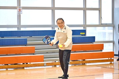 市長侯友宜與學童共同進行「幸福開球」，現場與孩子一起揮拍體驗匹克球